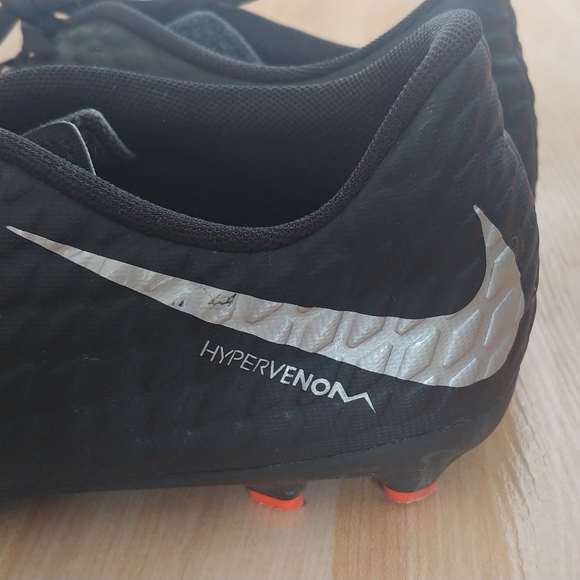 Nike Soccer Shoes size US 4Y - Picture 2 of 5